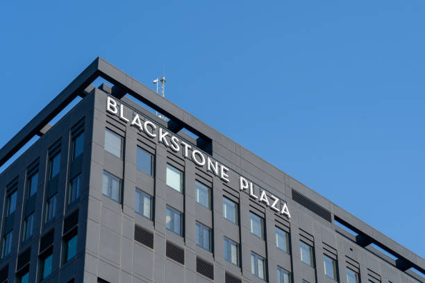 blackstone plaza building in omaha, ne, usa. - warren buffett imagens e fotografias de stock