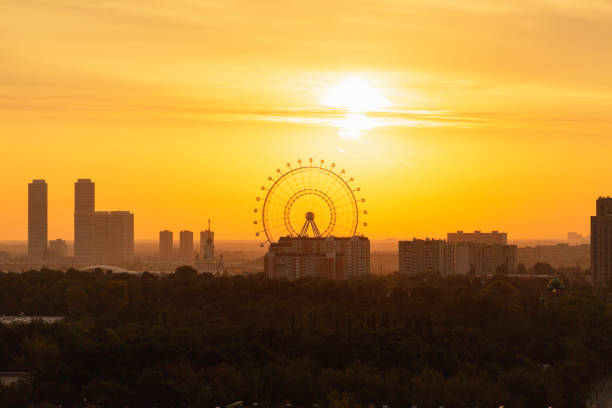 le soleil de moscou. grande roue à moscou. - vdnh photos et images de collection