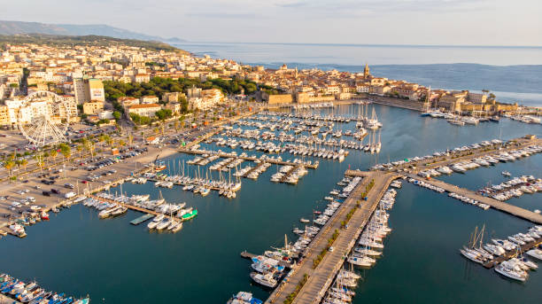 vista aérea de alghero, ciudad en la isla de cerdeña, italia - alghero fotografías e imágenes de stock