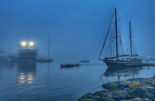 Puerto de Torshavn cubierto de niebla al atardecer
