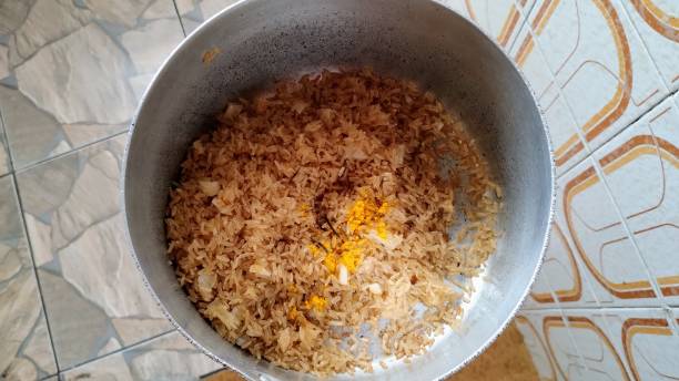 riz brun - brown rice photos et images de collection