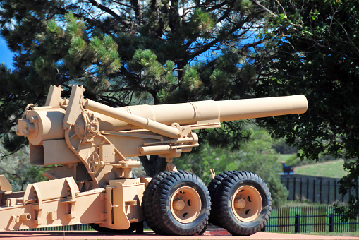 Fort Carson Mountain Post, Colorado, USA: American 8-inch / 2003 mm Howitzer M115 - heavy artillery gun whose development for the US Army after WWI, but was not completed until the beginning of the Second World War. It was introduced in 1940 and is still in use in some countries today. With a barrel weight of approx. 4.6 tons and a total weight of approx. 13.5 tons in the firing position, the gun is a heavy and bulky. With eight tires, the ground pressure is reduced to an acceptable level so that a certain level of off-road mobility is achieved. Painted in desert color.
