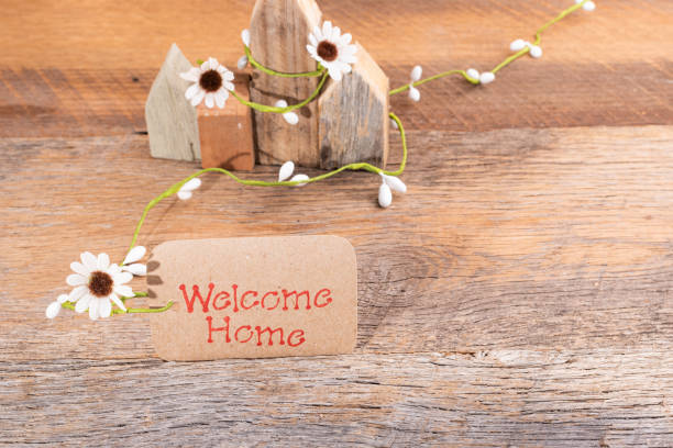 istock Welcome home banner or note with white daisy flowers. 1689197912