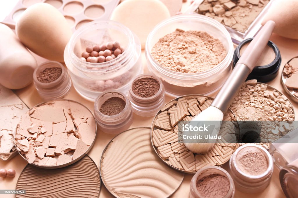 Varieties of face powders and foundations for perfect complexion, basic make up products to even out and matte skin, beauty cosmetics with brushes and sponges Varieties of face powders and foundations for perfect complexion, basic make up products to even out and matte skin, beauty cosmetics with brushes and sponges, selective focus, toned image Bath Sponge Stock Photo