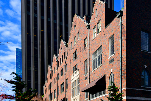 Seattle, King County, Washington state, United States: Rainier Clubhouse - brick facade with gables - designed by  Kirtland Cutter in Tudor / Jacobethan Revival style', completed in 1904 and listed on the National Register of Historic Places. This gentlemen's private club, named after British Admiral Peter Rainier, was founded by powerful businessmen in the 1880s as Seattle was developing its contacts in commerce: Pacific trade, shipbuilding, banking, gaining railroad connections. Fourth Avenue and Columbia Street.