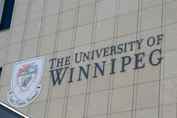 das logo und das schild der university of winnipeg auf dem gebäude in winnipeg, manitoba, kanada - canada manitoba university winnipeg stock-fotos und bilder
