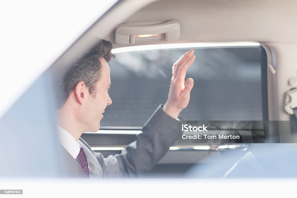Político agitando de backseat of car - Foto de stock de 40-44 años libre de derechos