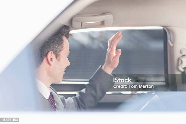 Político Agitando De Backseat Of Car Foto de stock y más banco de imágenes de 40-44 años - 40-44 años, Acontecimiento, Actor