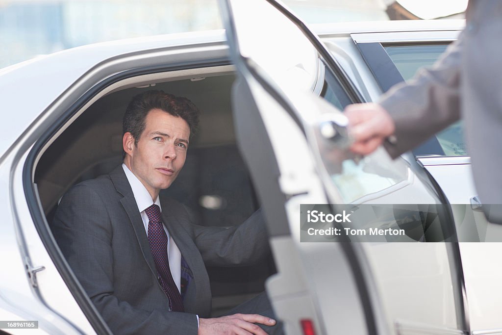 Politico emergenti dalla limousine - Foto stock royalty-free di Chauffeur