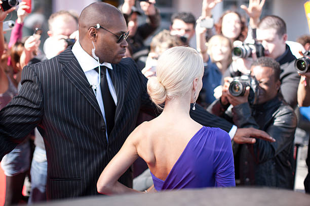 protection de la marque bodyguard célébrités sur le tapis rouge - bodyguard photos et images de collection