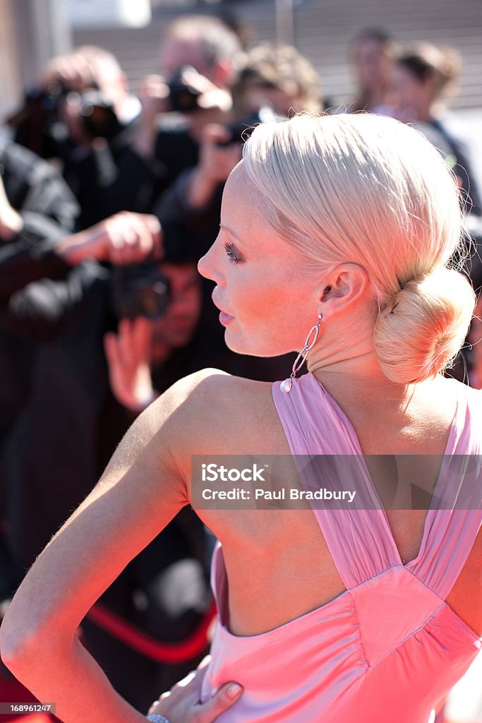 Posando de paparazzi de famosos por la alfombra roja - Foto de stock de Estreno libre de derechos