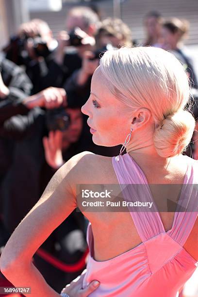 Posando De Paparazzi De Famosos Por La Alfombra Roja Foto de stock y más banco de imágenes de Estreno