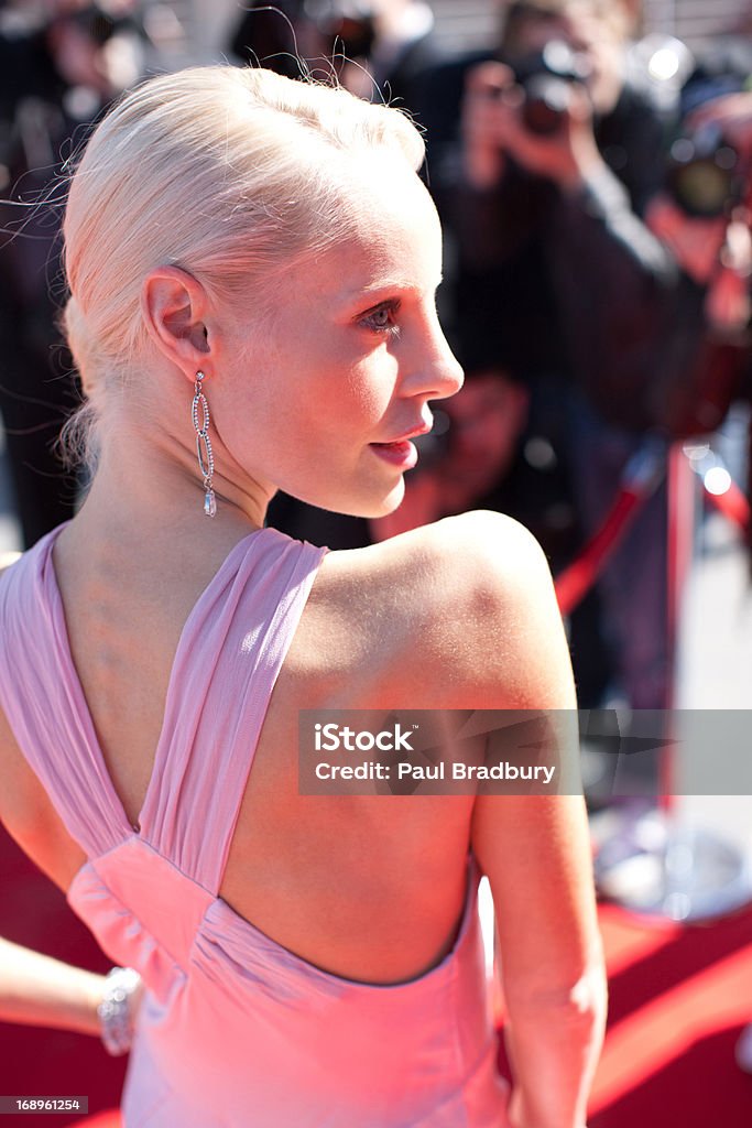 Celebrity posando por paparazzi em tapete vermelho - Foto de stock de Moda royalty-free