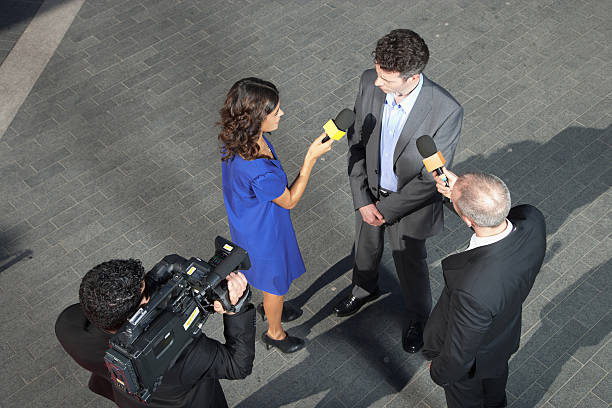 politiker sprechen reporter - the media paparazzi photographer press conference microphone stock-fotos und bilder