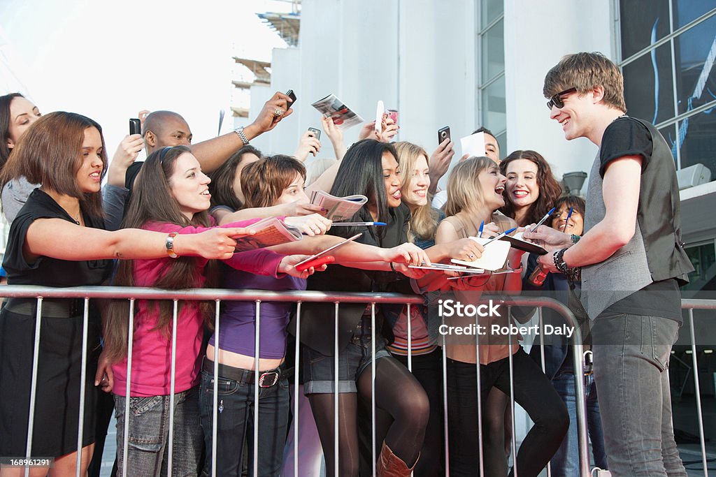 Celebrità firma autografi per ventole - Foto stock royalty-free di Celebrità