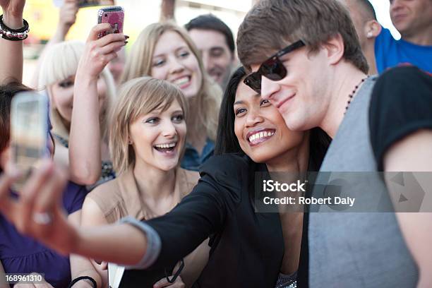 Fan Prendendo Foto Di Se Stessa Con Il Celebre - Fotografie stock e altre immagini di Autografare - Autografare, Celebrità, Fama