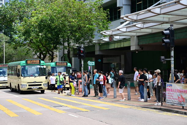 zielony przystanek minibusów w hongkongu transport przed stacją kwai fong, hongkong - taxi sign public transportation sign station zdjęcia i obrazy z banku zdjęć