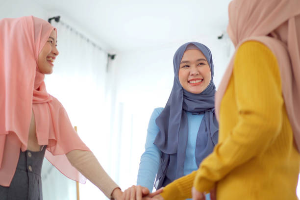 istock Muslim businesswomen discussing. 1689881661