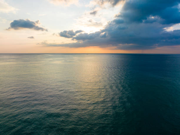 Aerial view sunset sky over sea,Nature Light Sunset or sunrise over ocean,Colorful dramatic scenery sky, Amazing clouds and waves in sunset sky beautiful light nature background vista aérea del cielo del atardecer sobre el mar, luz de la naturaleza puesta de sol o amanecer sobre el océano, cielo de paisajes espectaculares y coloridos, nubes y olas increíbles en el cielo del atardecer hermosa luz fondo de naturaleza