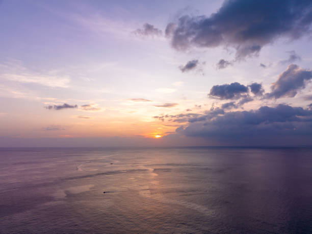 Aerial view sunset sky over sea,Nature Light Sunset or sunrise over ocean,Colorful dramatic scenery sky, Amazing clouds and waves in sunset sky beautiful light nature background vista aérea del cielo del atardecer sobre el mar, luz de la naturaleza puesta de sol o amanecer sobre el océano, cielo de paisajes espectaculares y coloridos, nubes y olas increíbles en el cielo del atardecer hermosa luz fondo de naturaleza