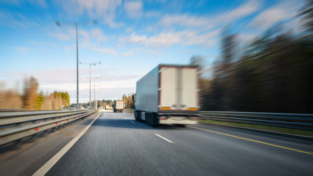 lkw auf mehrspuriger autobahn, zoom-effekt. auto-sichtweise. - driving industry land vehicle multiple lane highway stock-fotos und bilder