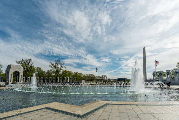 vista del monumento a washington y el memorial de la segunda guerra mundial en un hermoso día soleado, washington d.c. ee.uu. - veteran world war ii armed forces military fotografías e imágenes de stock