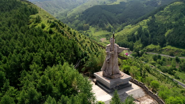 Aerial photo of the statue of Yang Liulang on the Great Wall of Yanmen Pass in Shanxi Province，China。