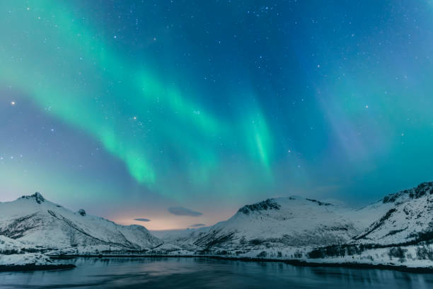 auroras boreales sobre las islas lofoten durante el invierno en noruega - magnetosphere fotografías e imágenes de stock