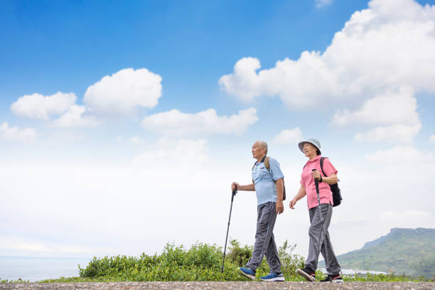 Heureux couple de personnes âgées marchant ensemble sur la montagne et la côte - Photo