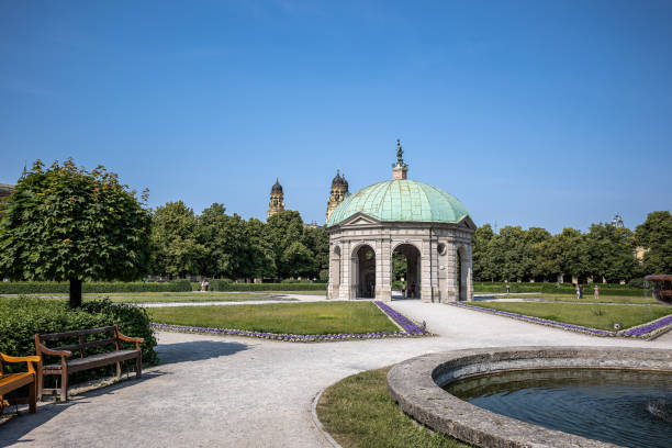 парк хофгартен с dianatempel в мюнхене, германия - diana pavilion стоковые фото и изображения