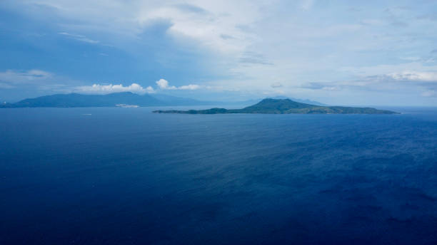 необитаемый остров в тихом океане и белые облака. - philippines beach pacific islands white стоковые фото и изображения