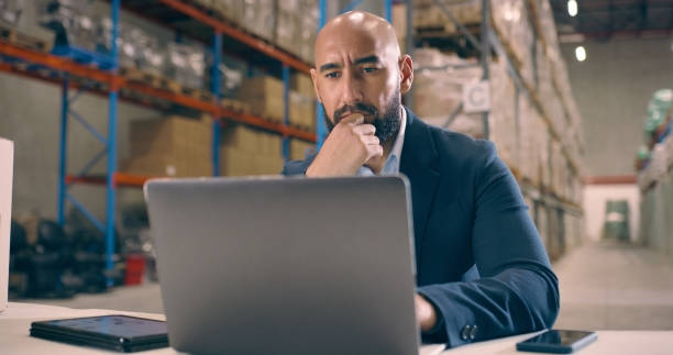 Thinking, logistics and man on laptop in warehouse for ecommerce delivery stock inventory. Networking, communication and male industry worker typing to respond to email on computer in cargo factory. pensamiento, logística y hombre en computadora portátil en almacén para inventario de stock de entrega de comercio electrónico. redes, comunicación y trabajadores masculinos de la industria escribiendo para responder al correo electrónico en la compu
