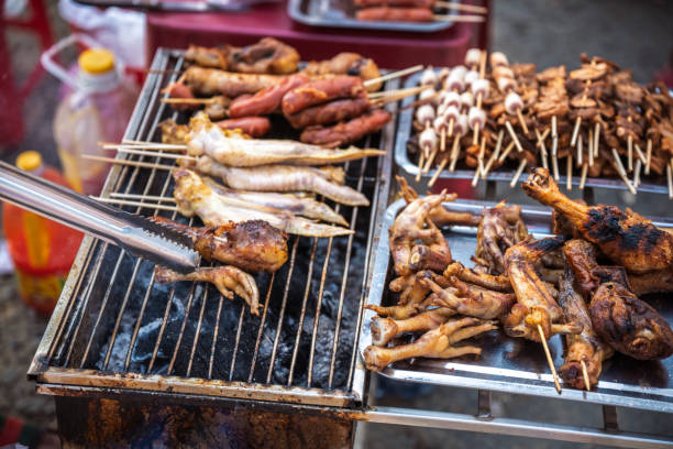 barbecue de volaille sur le marché national àbac ha, vietnam - vietnam market asia bird photos et images de collection