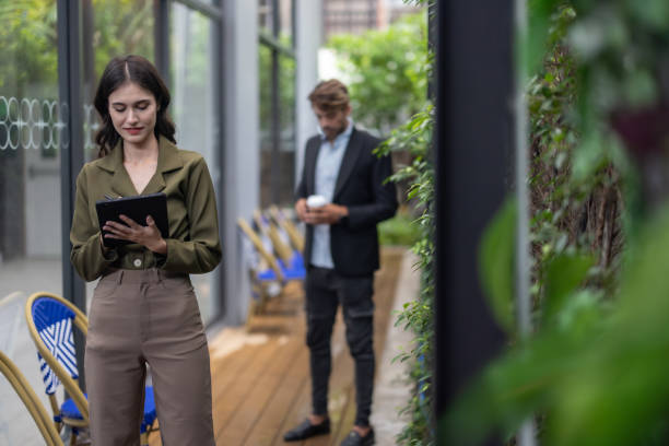 arquiteto adota tecnologia verde para construção sustentável e com baixo teor de co2, melhora a qualidade do ar, eficiência energética - green business - fotografias e filmes do acervo