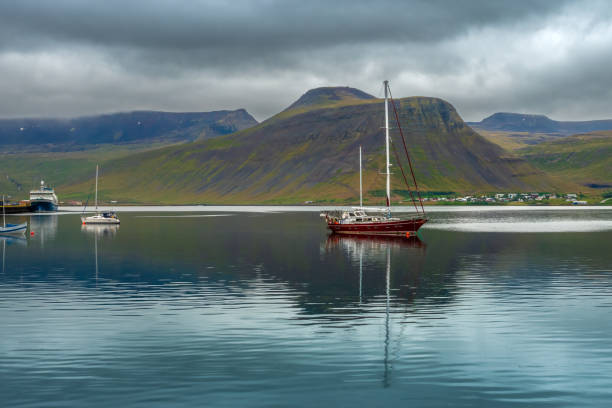 navegando a lo largo del ãsafjörã°ur (fiordo de hielo, vestfirã°ir (fiordos del oeste), al noroeste de islandia. - northwest frontier fotografías e imágenes de stock