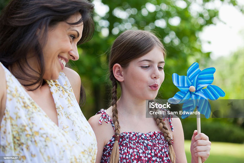 Mãe e filha com cata-vento - Foto de stock de 10-11 Anos royalty-free