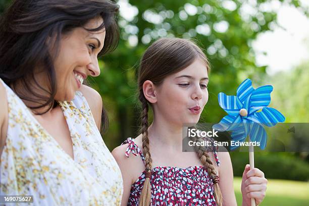 Mãe E Filha Com Catavento De Papel - Fotografias de stock e mais imagens de 10-11 Anos - 10-11 Anos, Amizade, Ao Ar Livre