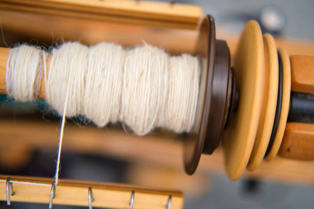 l’équipement de filature comprend une broche en bois et un outil à main pour la couture. - weaving machine photos et images de collection