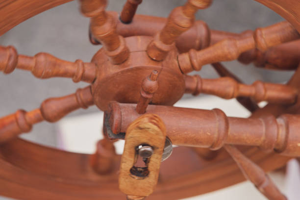 The retro spinning machine efficiently spins cotton and silk into high-quality thread.