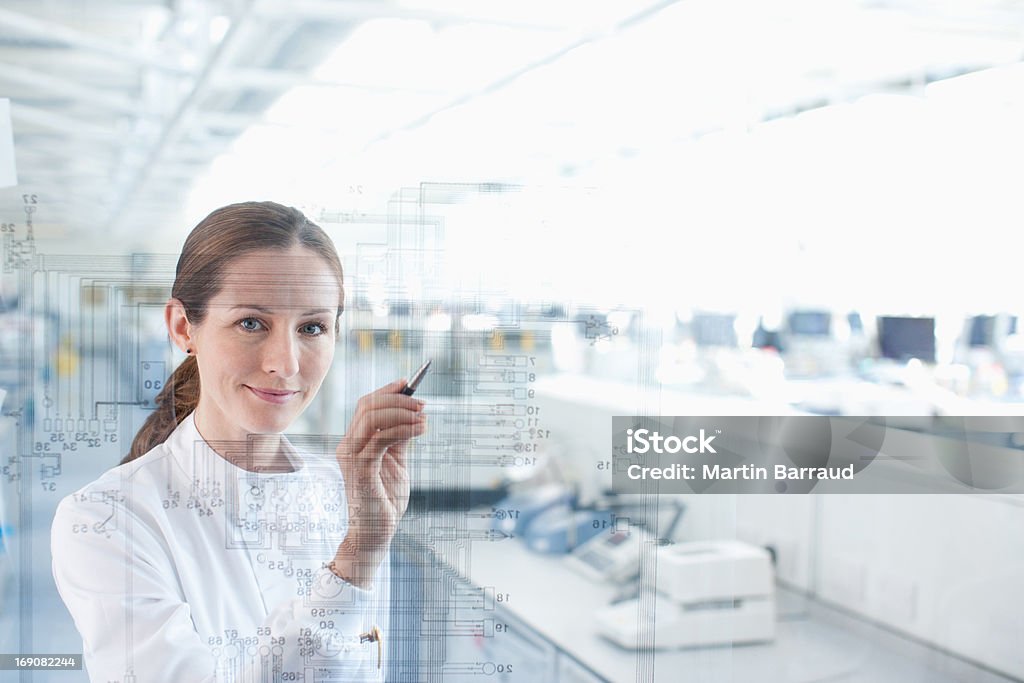 Wissenschaftler im Labor mit Touchscreen - Lizenzfrei Gerätebildschirm Stock-Foto
