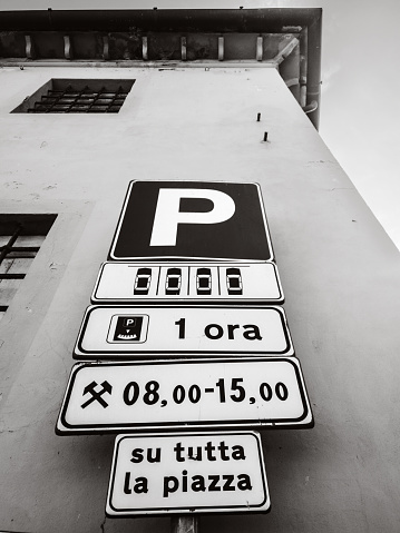 Free car park sign, maximum 1 hour. Tuscany, Italy. Black and white