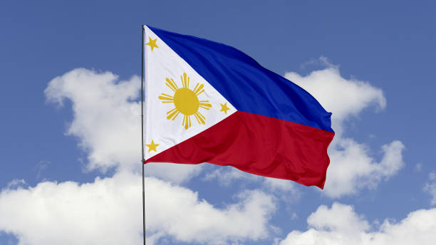 флаг филиппин развевается в небе. - philippino flag стоковые фото и изображения