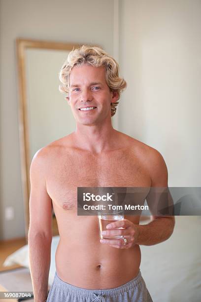 Mann Trinkt Ein Glas Wasser Zu Hause Fühlen Stockfoto und mehr Bilder von 35-39 Jahre - 35-39 Jahre, Blondes Haar, Brustbereich