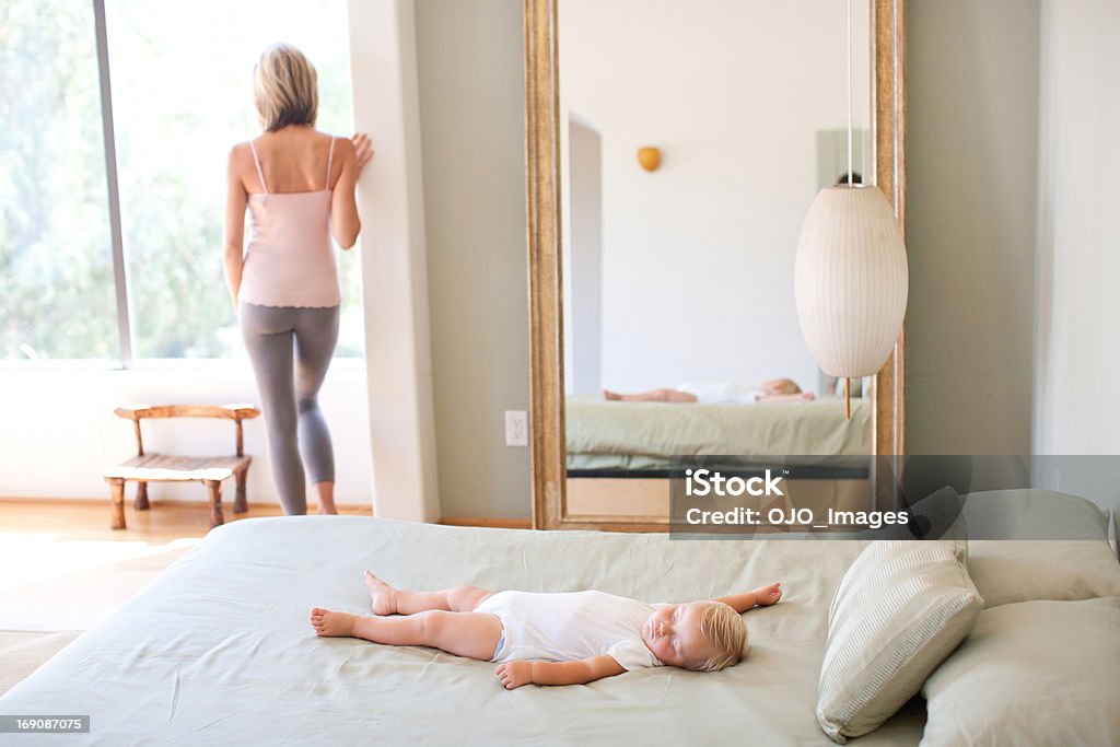 Mãe e bebê relaxante na cama - Foto de stock de 25-30 Anos royalty-free