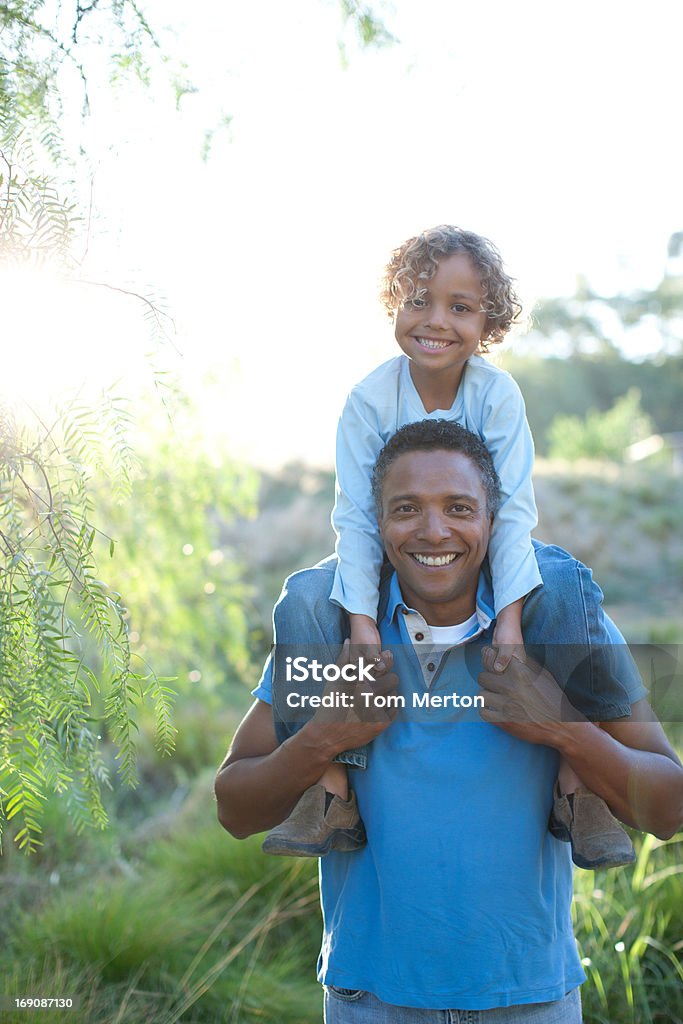 Uomo portare il figlio sulle spalle - Foto stock royalty-free di 4-5 anni