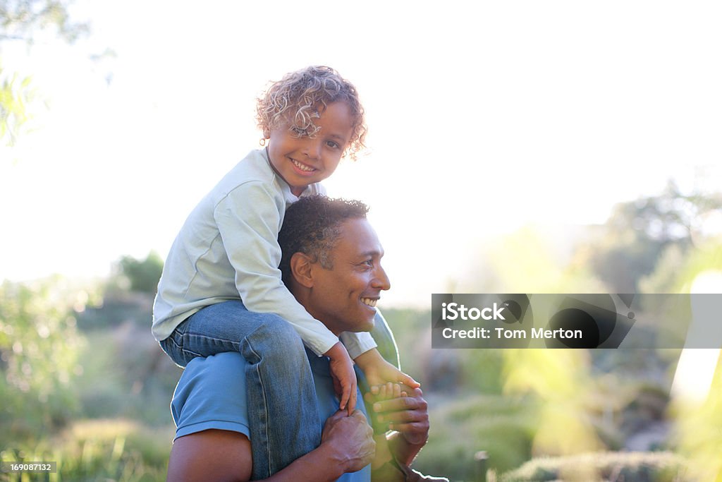 Homem carregar filho nos ombros - Royalty-free Estilo de Vida Foto de stock