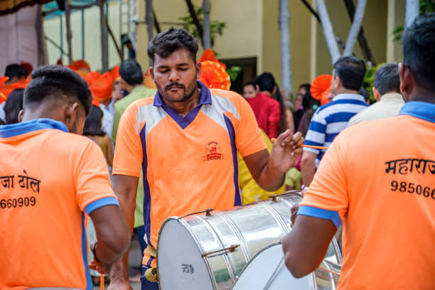 perkusiści podczas ganesh festival - happy group zdjęcia i obrazy z banku zdjęć