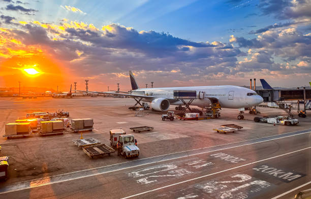 サンパウロ空港の夜明けの航空機。旅行のコンセプト。 - airport runway airplane commercial airplane ストックフォトと画像