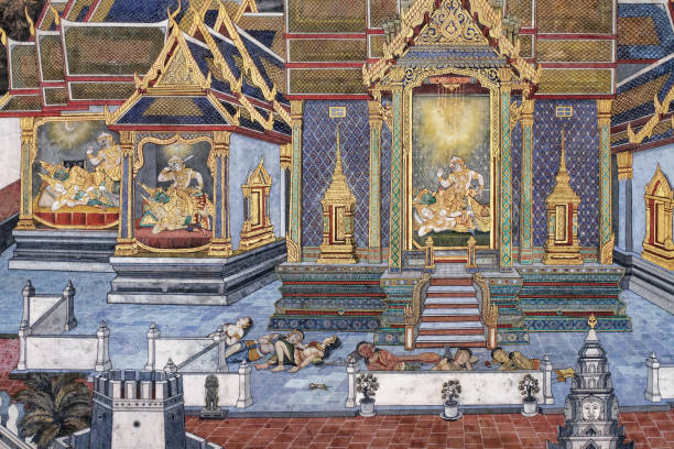 um mural tailandês tradicional em um dos templos de bangkok retrata cenas míticas do ramayana. - temple wat phra kaeo mural wall - fotografias e filmes do acervo