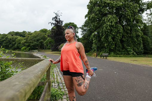 Group of run participants taking part in a fun run in Leazes Park in Newcastle upon Tyne in the North East of England. They are ready to run in the rain along the lakeside. The race is open to people of all ages and abilities and is also dog friendly.